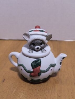 Festive White Ceramic Teapot Mouse Figurine – Holiday Decor B4 Vintage
